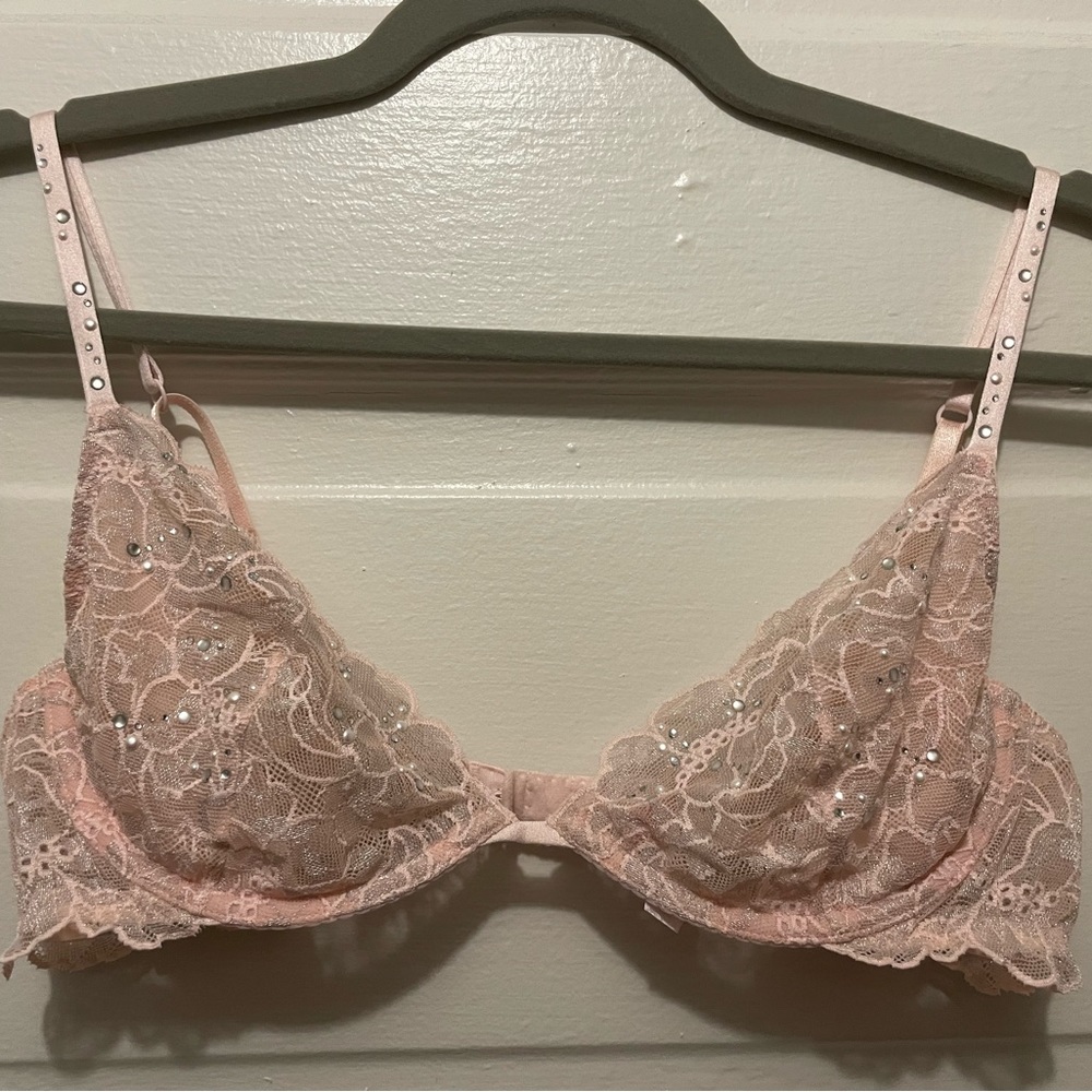 Beautiful vintage Victorias Secret 36B bra.